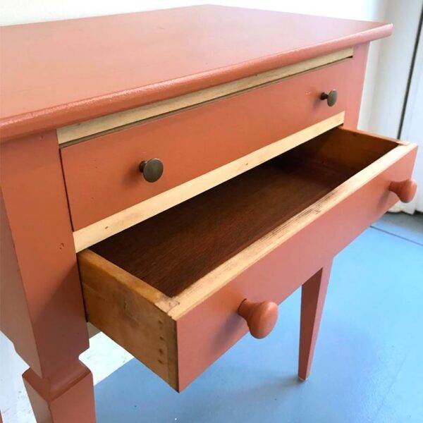 Antiker Beistelltisch mit zwei Schubladen WOW Props - Vintage Furniture Upcycling