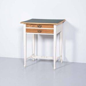 Beistelltisch mit dunkelgrüner Linoplatte Holztisch Beistelltisch mit dunkelgrüner Linoplatte Holztisch