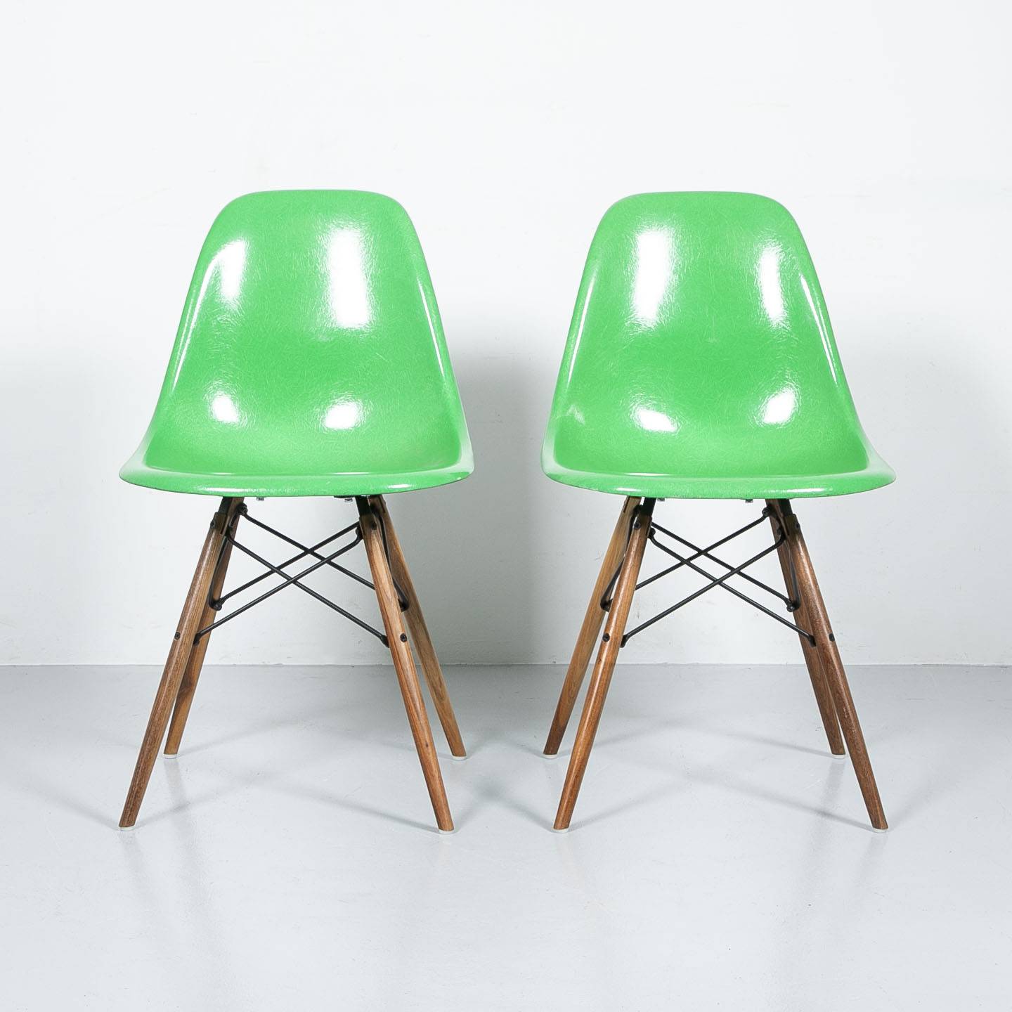 Eames Sidechair Nussbaum Fiberglas Hellgrün Eames Stuhl Eames Sidechair Nussbaum Fiberglas Hellgrün Eames Stuhl