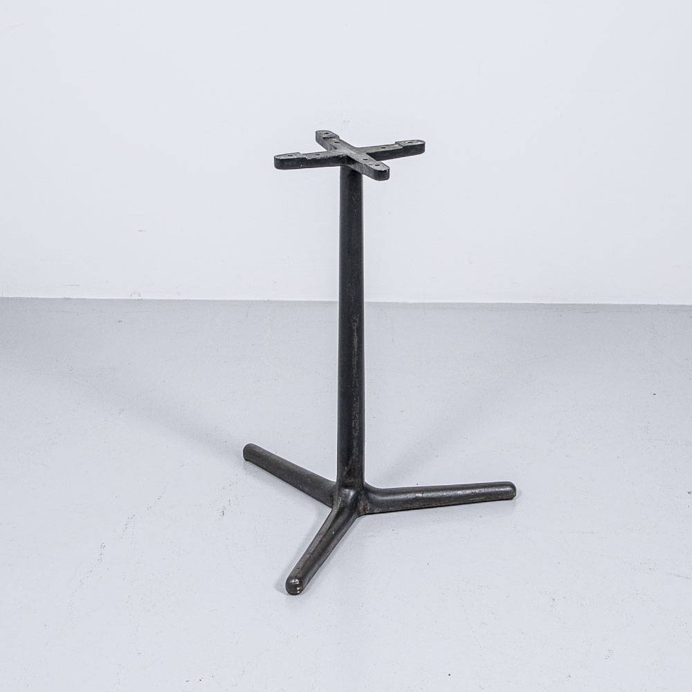 Gusseisenfuss mit drei Beinen Gusseisenbeine Gusseisenfuss mit drei Beinen Gusseisenbeine