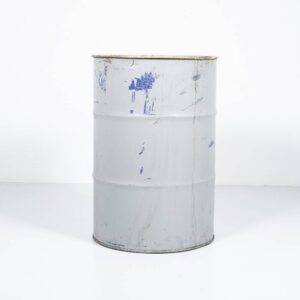 Graue Blechtonne mit Patina Dekoration