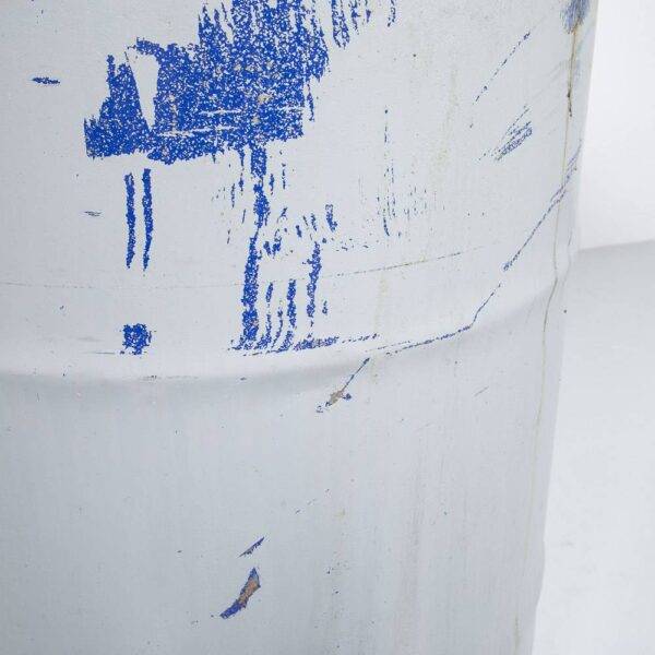 Graue Blechtonne mit Patina Dekoration