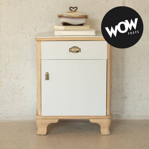 Nachttisch aus Holz in Weiss WOW Props - Vintage Furniture Upcycling