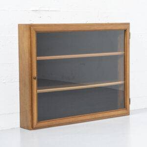 Schaukasten Nussbaum Besonderheiten