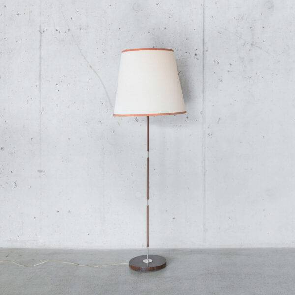 Stehlampe mit hellem Lampenschirm Stehlampe