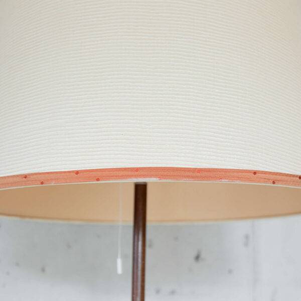 Stehlampe mit hellem Lampenschirm Stehlampe