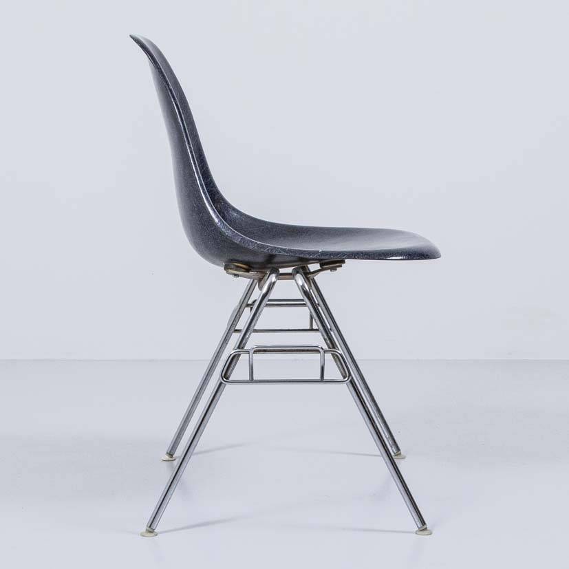 Eames Side Chair navy blue, auf Stapelbase Designerstuhl Eames Side Chair navy blue, auf Stapelbase Designerstuhl