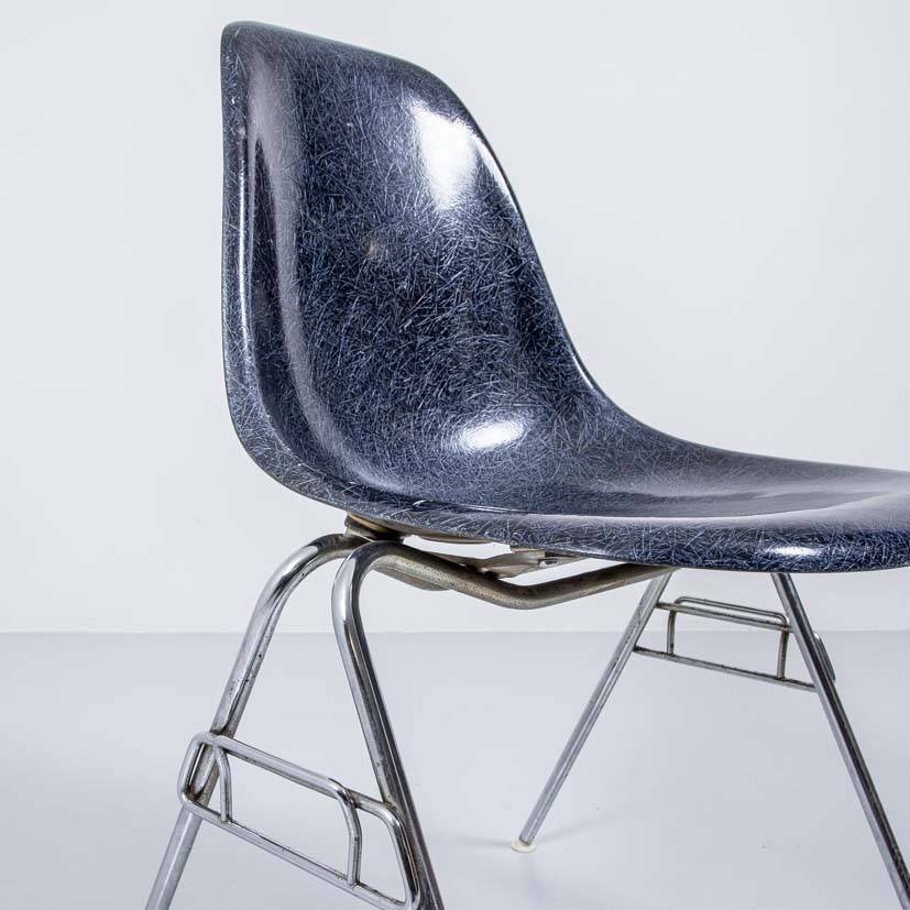 Eames Side Chair navy blue, auf Stapelbase Designerstuhl Eames Side Chair navy blue, auf Stapelbase Designerstuhl