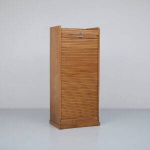 Hoher schmaler Lateralschrank Büroschrank