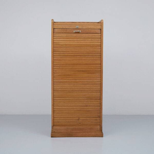 Hoher schmaler Lateralschrank Büroschrank