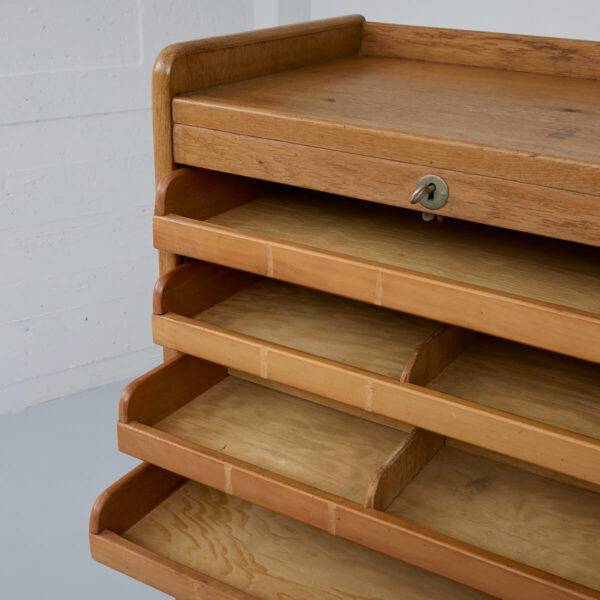 Hoher schmaler Lateralschrank Büroschrank