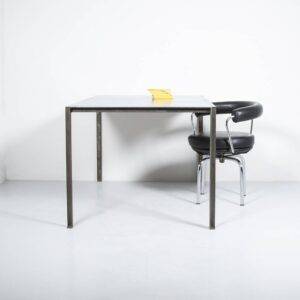 Stahltisch mit blauer Linoplatte Bürotisch