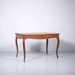 Eichentisch mit geschwungenen Beinen Holztisch