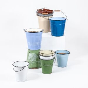 Emaillierte Blecheimer in diversen Farben Dekoration