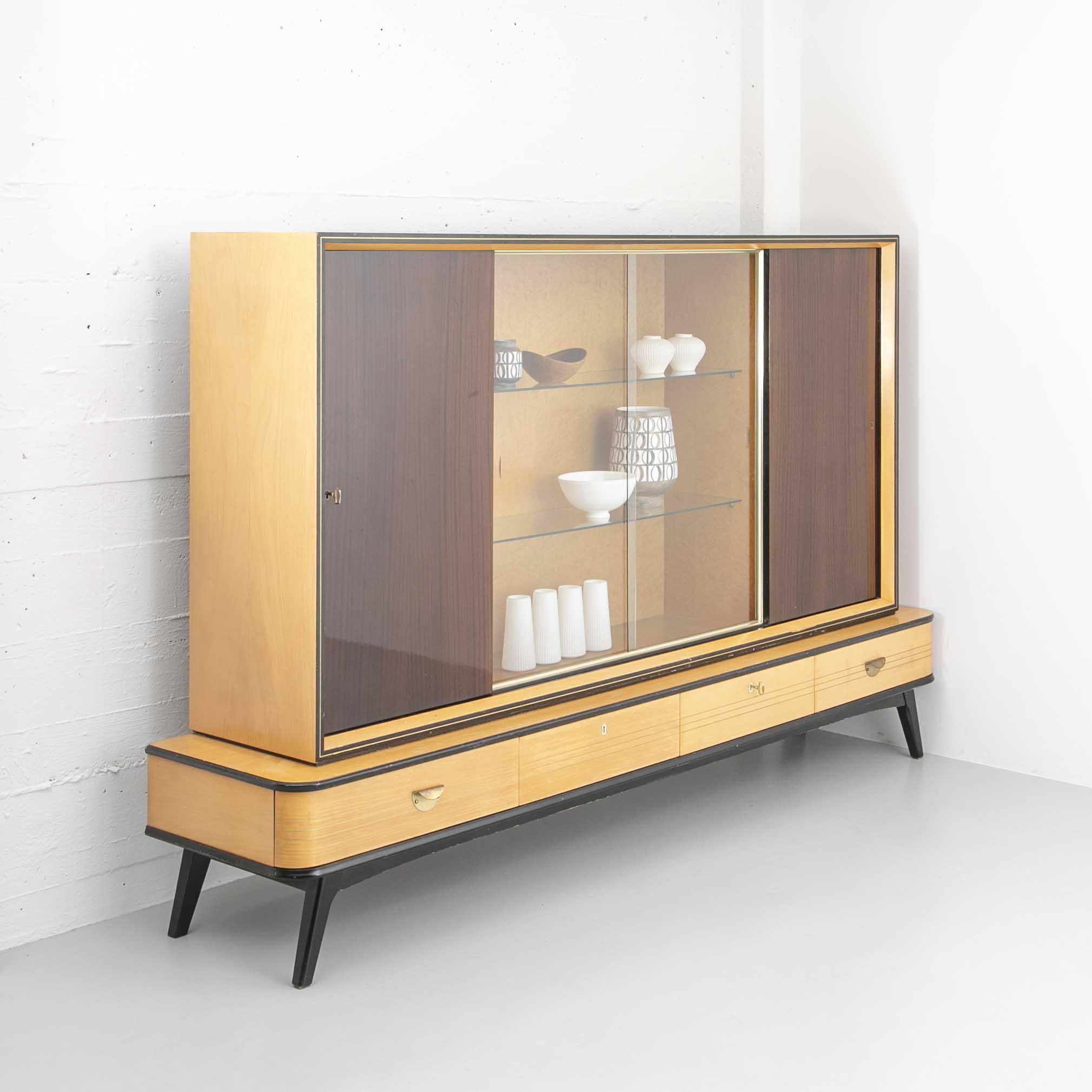 Zweifarbiges 1950er Sideboard Sideboard Zweifarbiges 1950er Sideboard Sideboard