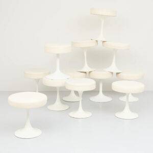 Eero Saarinen Hocker weiss Hocker & Barhocker