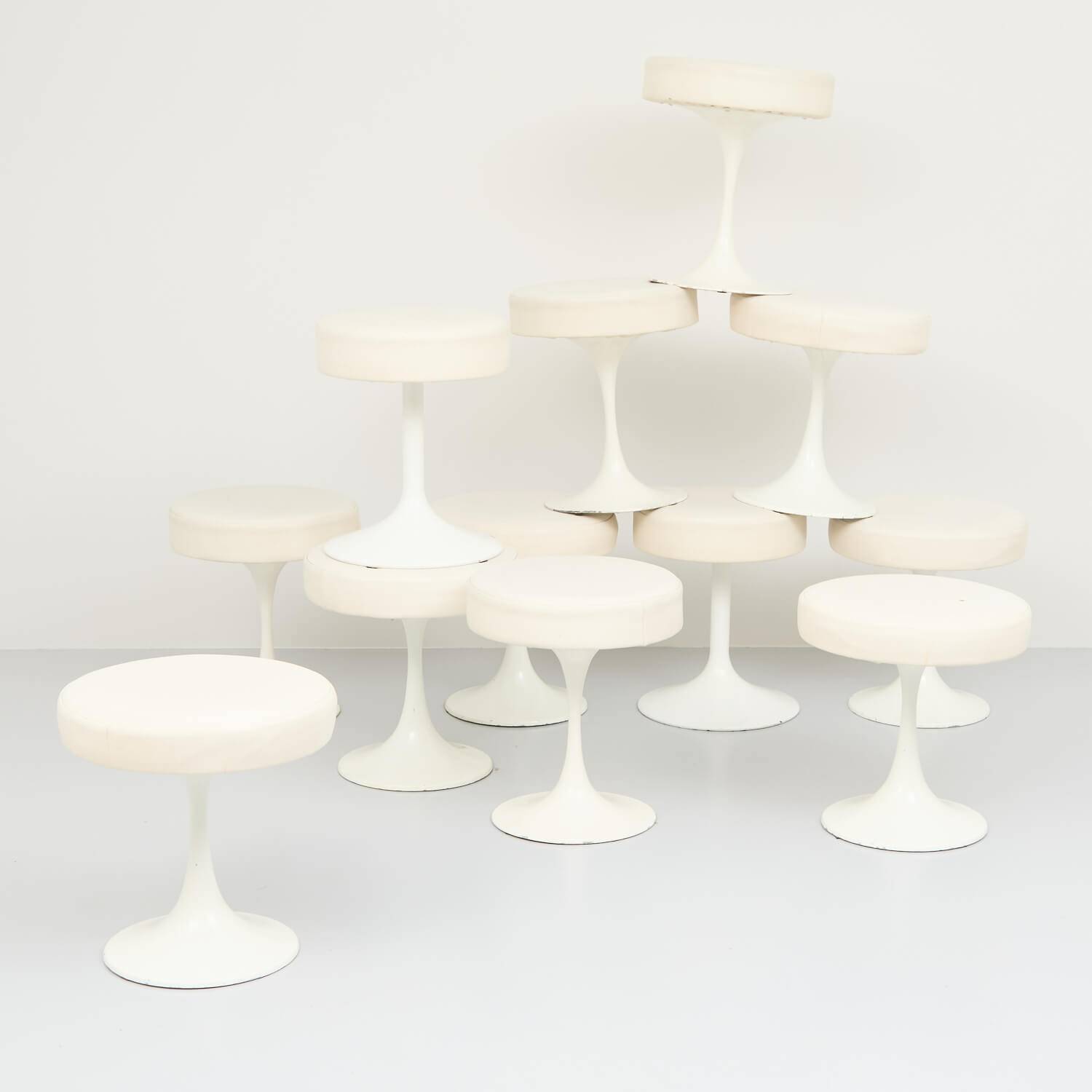 Eero Saarinen Hocker weiss Hocker & Barhocker Eero Saarinen Hocker weiss Hocker & Barhocker