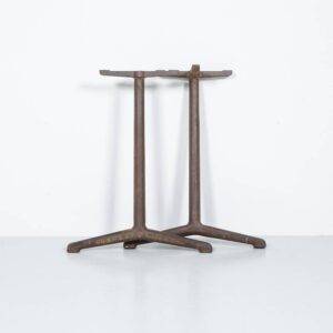 Rostbraune Gusseisenbeine von Horgen Glarus Gastronomie Möbel