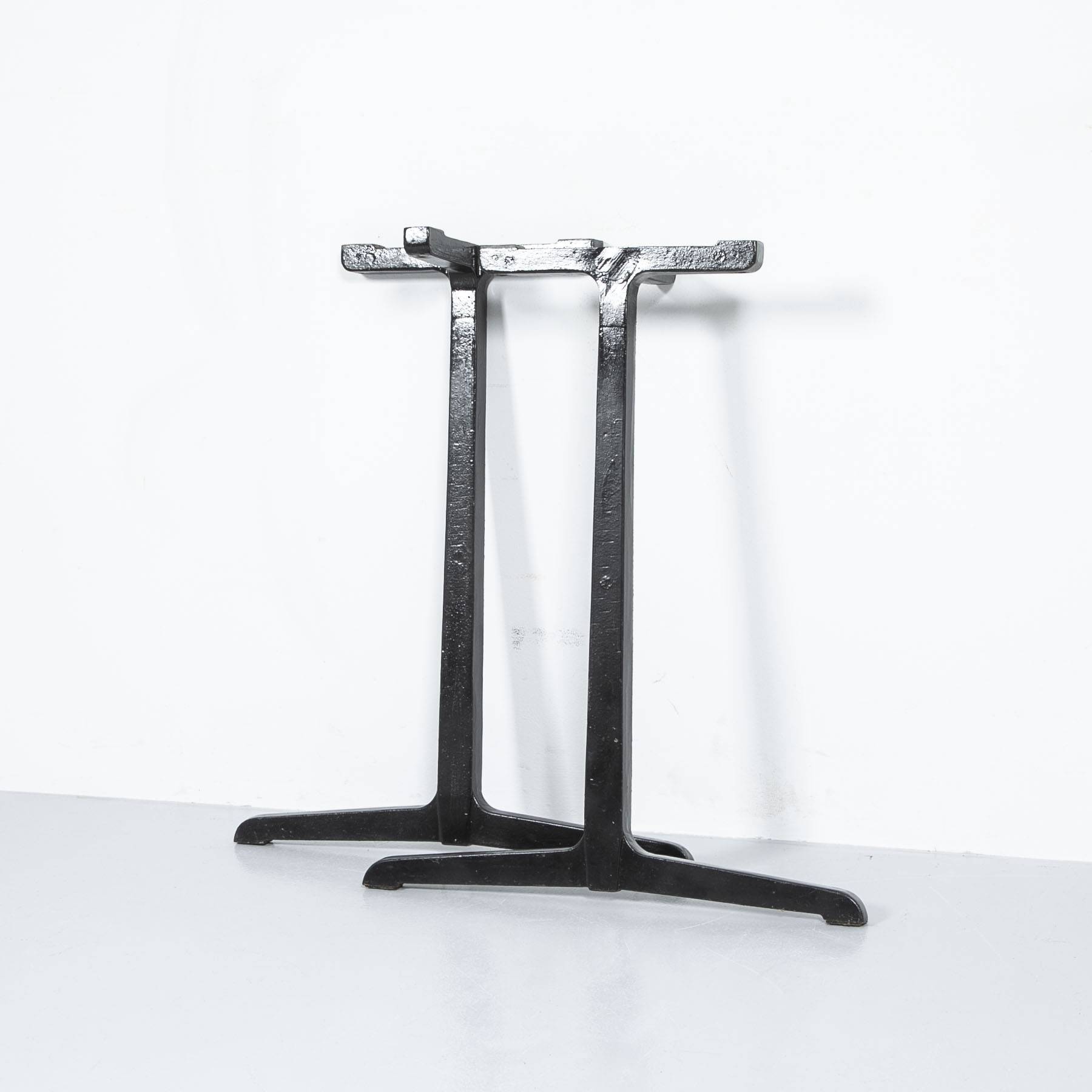 Kantiger Gusseisenfuss im Paar Gastronomie Möbel Kantiger Gusseisenfuss im Paar Gastronomie Möbel