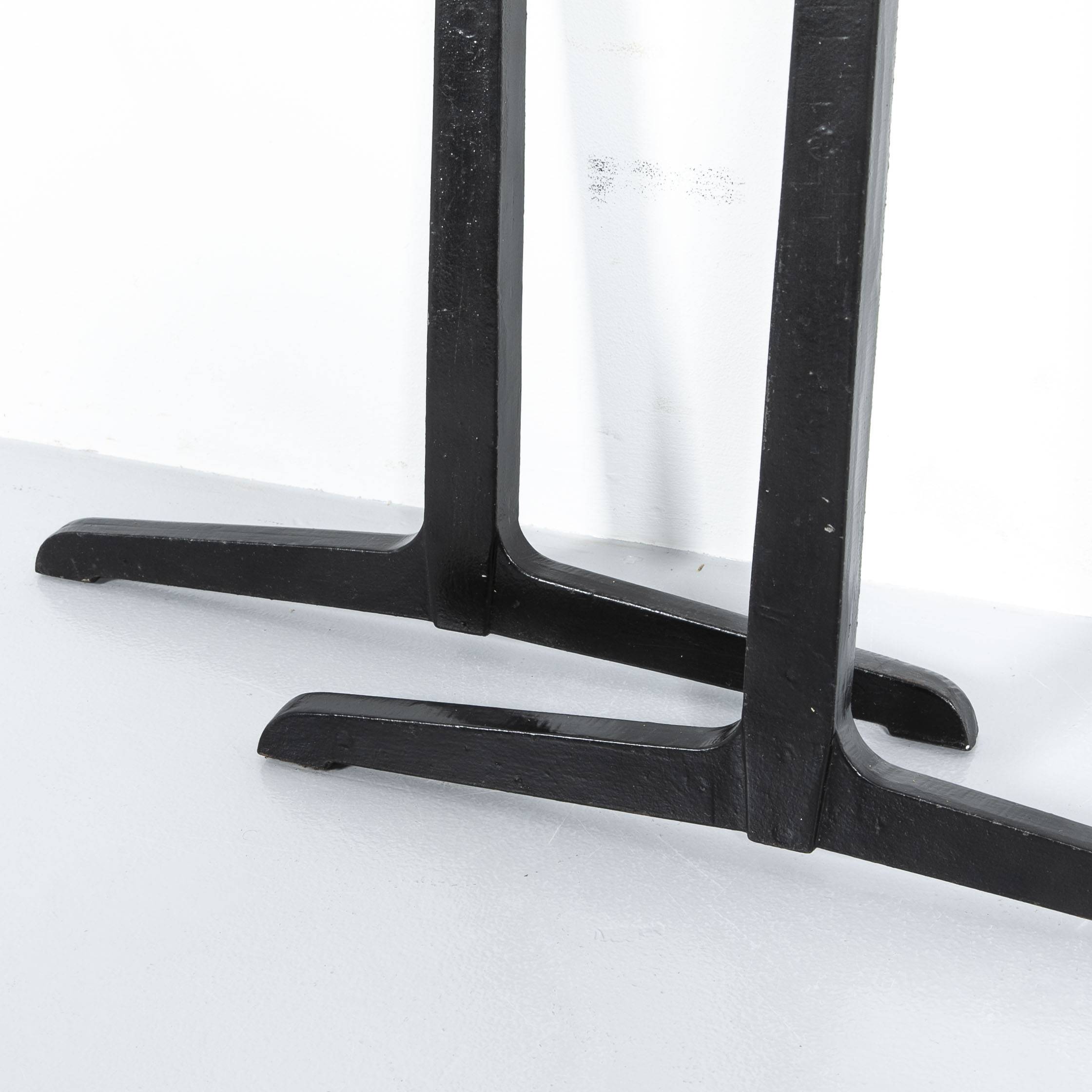 Kantiger Gusseisenfuss im Paar Gastronomie Möbel Kantiger Gusseisenfuss im Paar Gastronomie Möbel