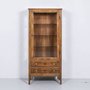 Nussbaum Vitrine mit zwei Schubladen Möbel