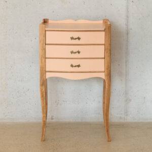 Antiker Nachttisch aus Holz in Peach Fuzz WOW Props - Vintage Furniture Upcycling Antiker Nachttisch aus Holz in Peach Fuzz WOW Props - Vintage Furniture Upcycling