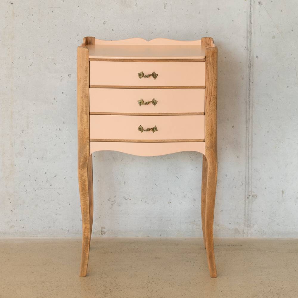 Antiker Nachttisch aus Holz in Peach Fuzz WOW Props - Vintage Furniture Upcycling Antiker Nachttisch aus Holz in Peach Fuzz WOW Props - Vintage Furniture Upcycling