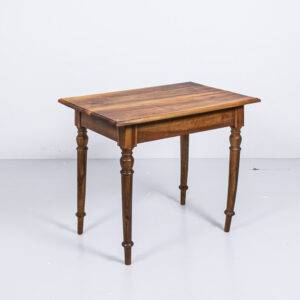 Nussbaum Holztisch mit gedrechselten Beinen, geschliffen und Esstisch