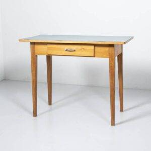 Arbeitstisch mit petrolfarbener Kelkoplatte Bürotisch