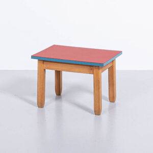 Buchenhocker mit roter Linoplatte Dekoration Buchenhocker mit roter Linoplatte Dekoration