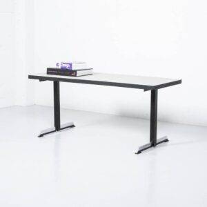 Couchtisch mit grauer Linoplatte Couchtisch