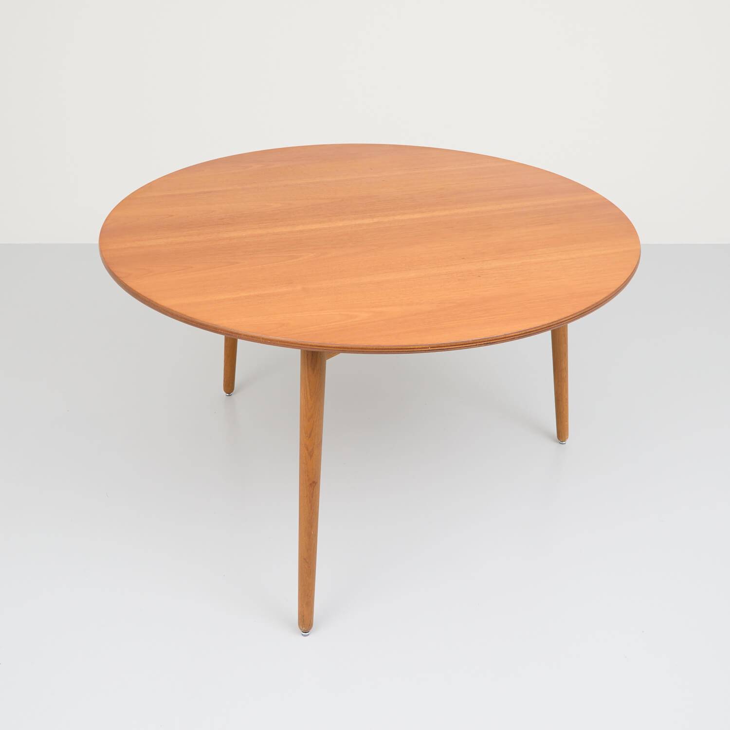 Dreibeiniger Tisch von Hans Wegner Esstisch Dreibeiniger Tisch von Hans Wegner Esstisch