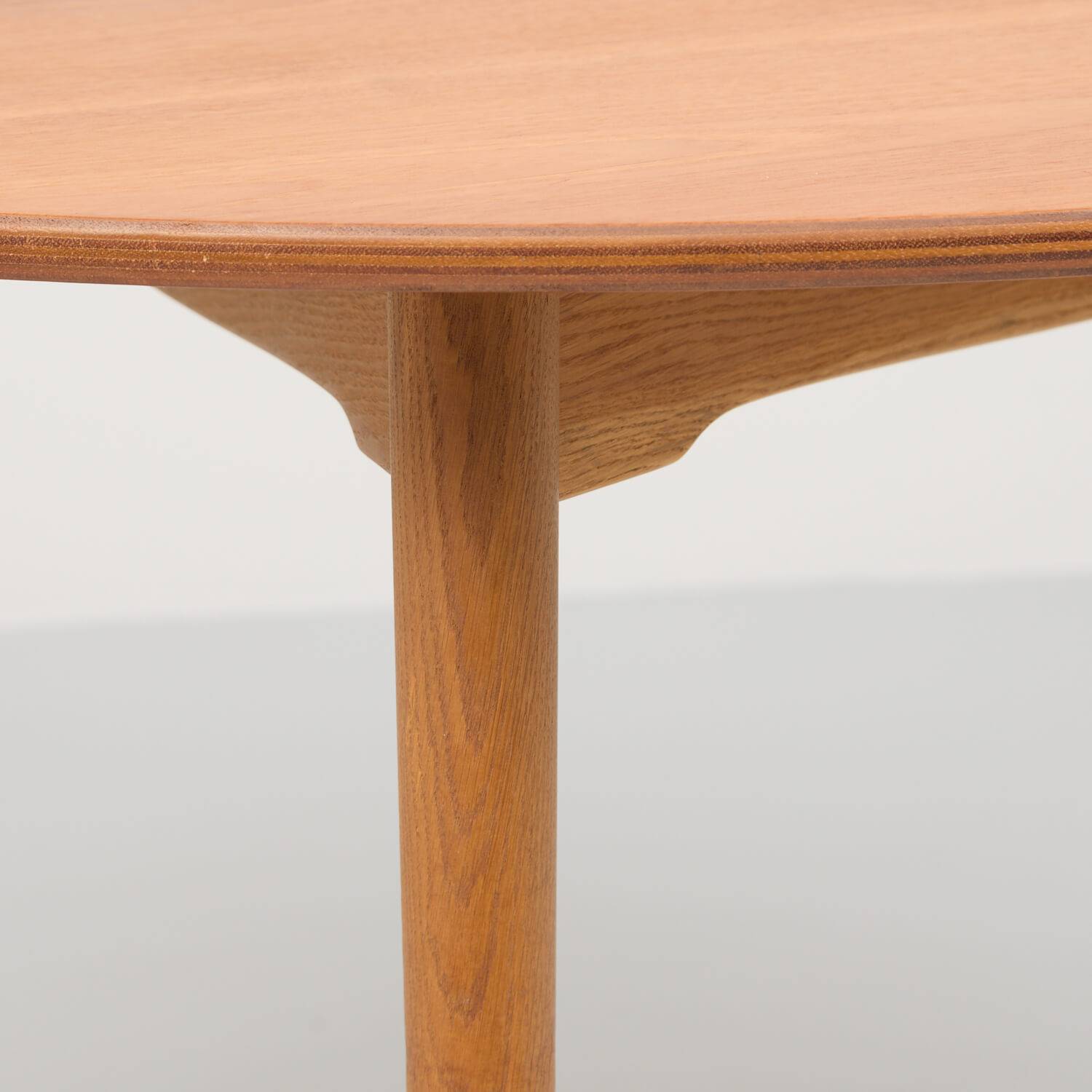 Dreibeiniger Tisch von Hans Wegner Esstisch Dreibeiniger Tisch von Hans Wegner Esstisch