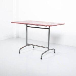 Dunkelroter Gartentisch mit Patina Gartentisch