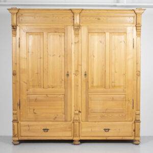 Grosser Kleiderschrank aus Fichtenholz Kleiderschrank