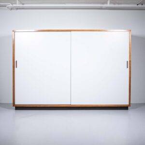 Grosser Kleiderschrank mit Schiebetüren Kleiderschrank