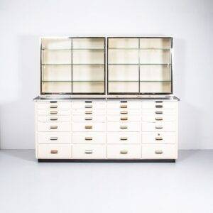 Arztschrank mit Vitrinen Schubladenstock