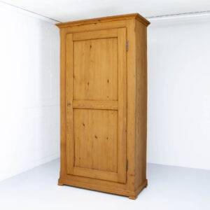 Hoher Tannenschrank Kleiderschrank