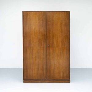 Kleiderschrank  mit einer Stange Kleiderschrank