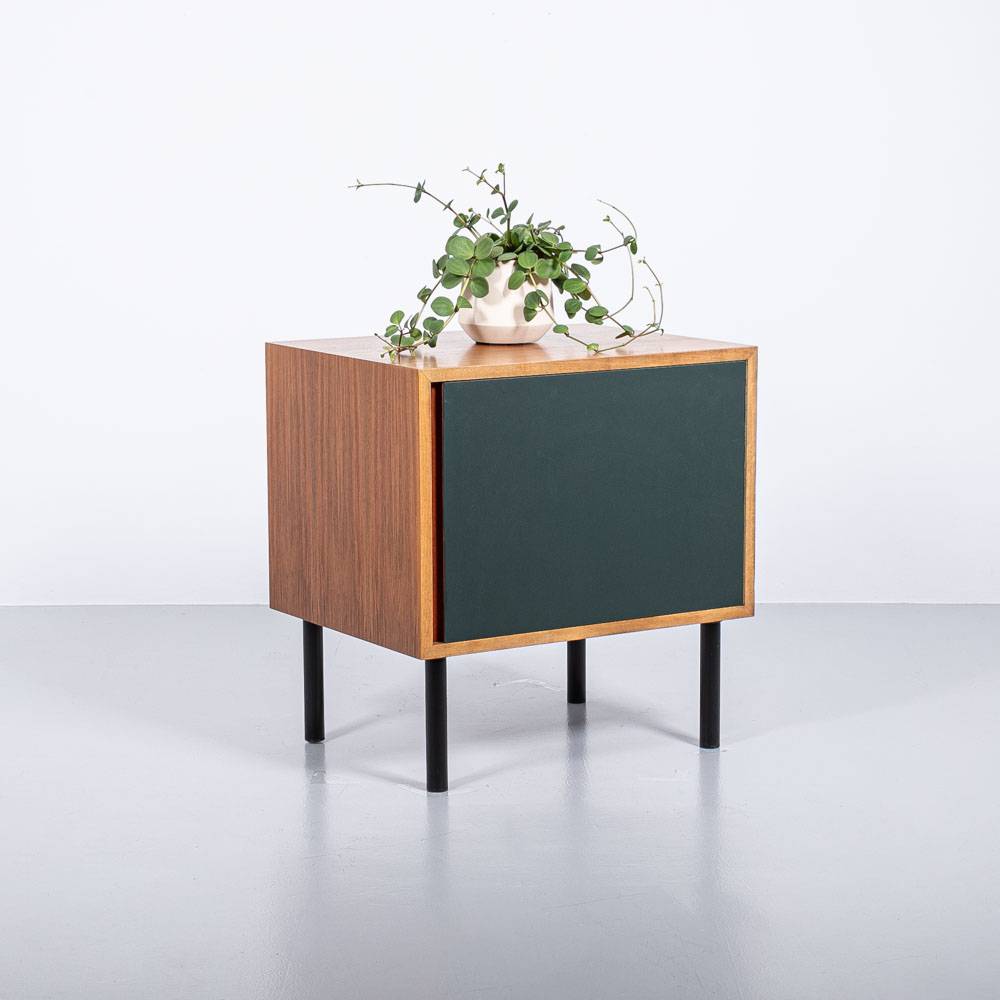 Kleine Kommode mit dunkelgrünem Linoleum Kommode Kleine Kommode mit dunkelgrünem Linoleum Kommode