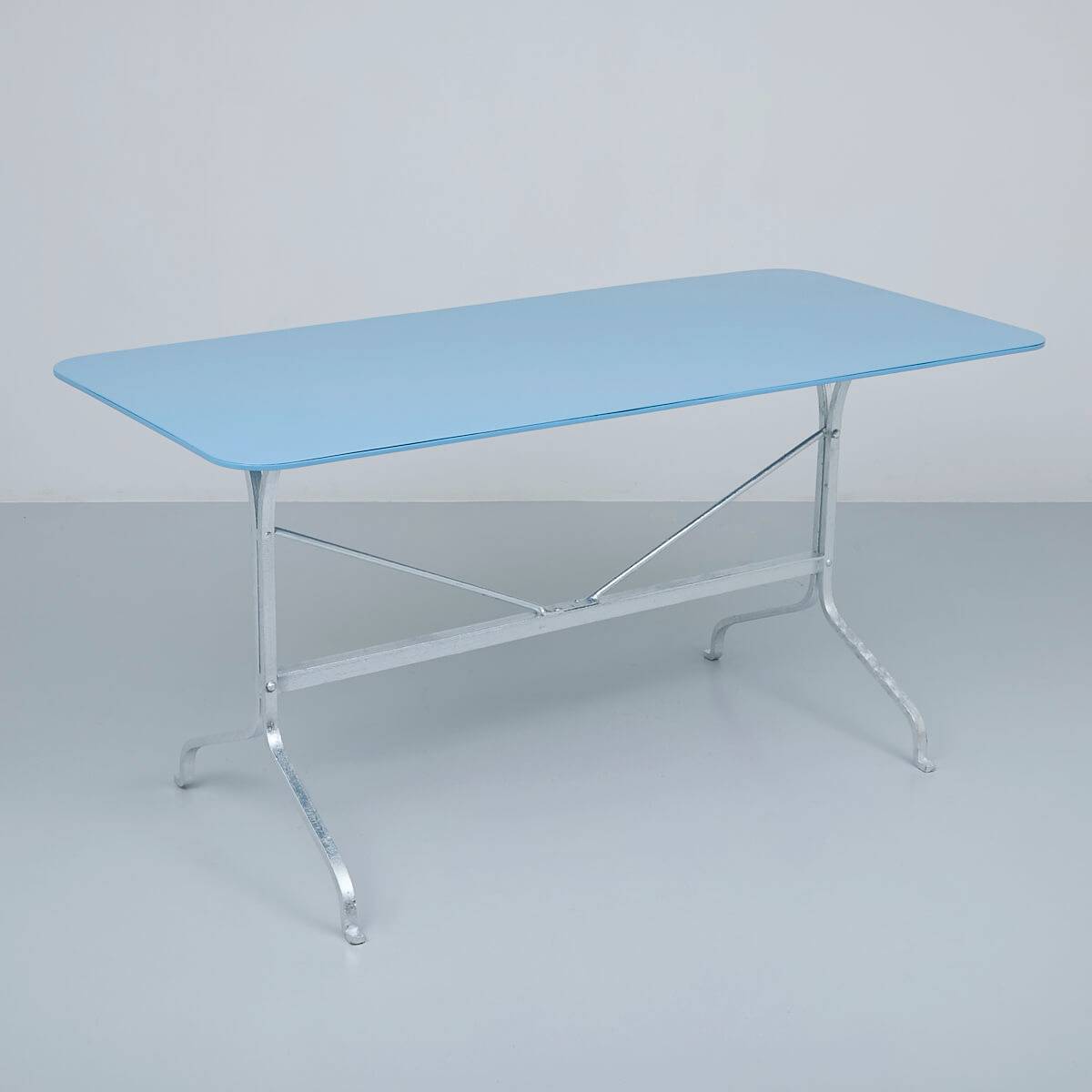 Langer Gartentisch hellblau