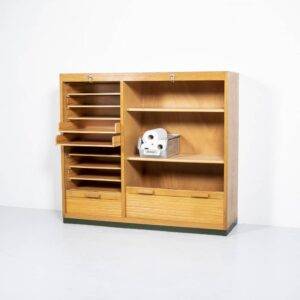 Lateralschrank auf grünem Sockel Büroschrank