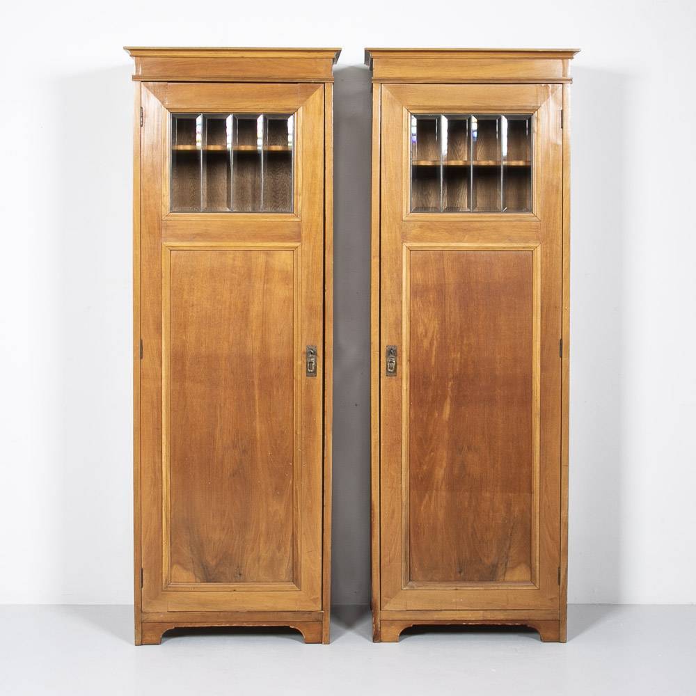 Nussbaumschrank mit Facettenglas – Anschlag links Küchenschrank Nussbaumschrank mit Facettenglas – Anschlag links Küchenschrank