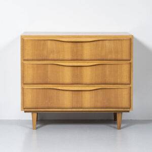 60er Nussbaum Kommode mit drei Schubladen Sideboard 60er Nussbaum Kommode mit drei Schubladen Sideboard