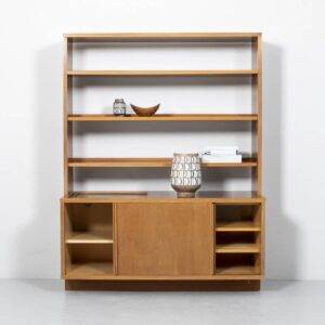 Nussbaumregal mit Schiebtüren Wandregal