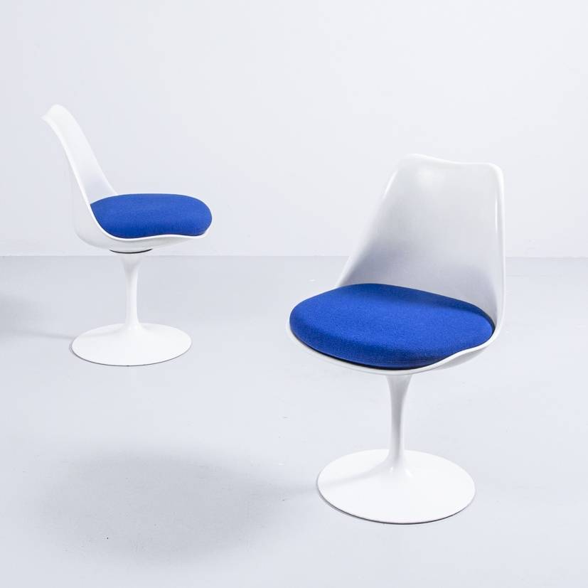 Saarinen Tulip Stuhl mit blauem Kissen, drehbar Designerstuhl Saarinen Tulip Stuhl mit blauem Kissen, drehbar Designerstuhl