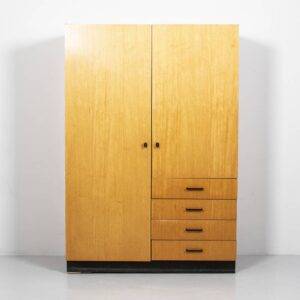 Kleiderschrank aus den 60ern Kleiderschrank