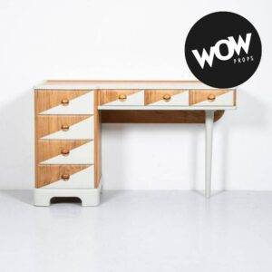 Schreibtisch aus Nussbaumholz WOW Props - Vintage Furniture Upcycling