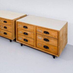 Schubladenstock mit neuer Linoleum Oberfläche Schubladenstock