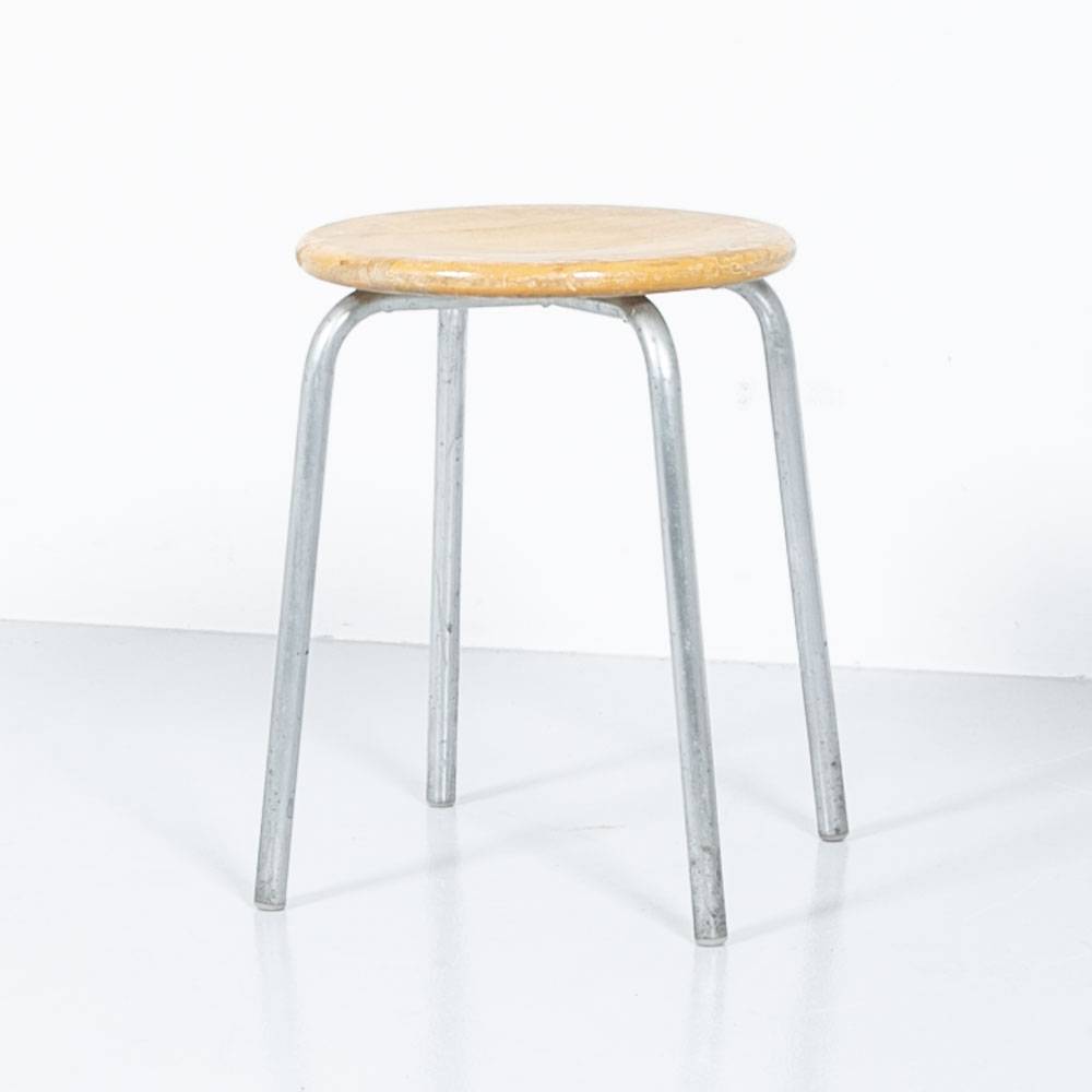 Stahlhocker mit Buchenplatte Hocker & Barhocker Stahlhocker mit Buchenplatte Hocker & Barhocker